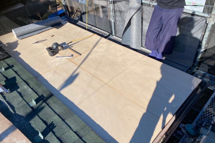トタン瓦棒屋根の葺き替え工事　野地板を貼る