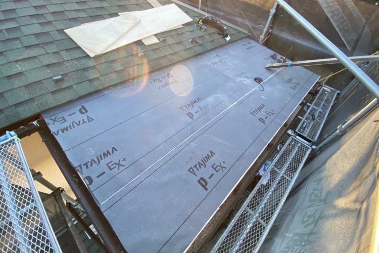 トタン瓦棒屋根の葺き替え工事　防水シートを貼る