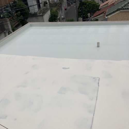 屋上遮熱防水の手順3．遮熱防水ウレタン塗布