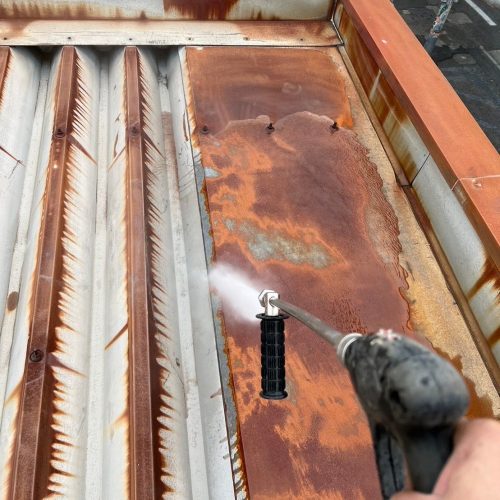 折板屋根の塗装1．高圧洗浄​