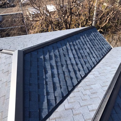 屋根カバー工法ｱｽﾌｧﾙﾄｼﾝｸﾞﾙ　手順　棟カバーを取り付け、完成！