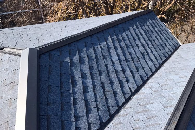 屋根カバー工法ｱｽﾌｧﾙﾄｼﾝｸﾞﾙ　手順　棟カバーを取り付け、完成！